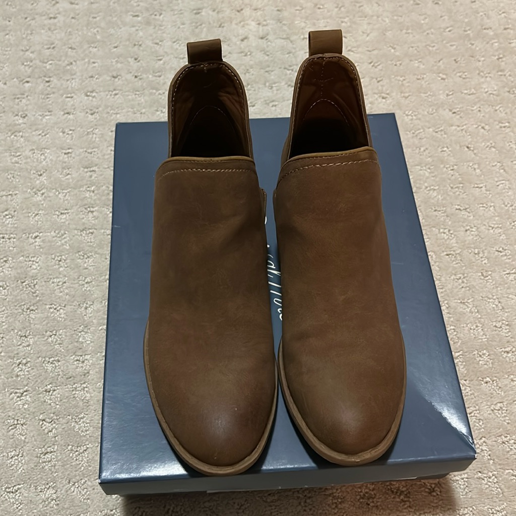 Universal Thread Booties Size 6